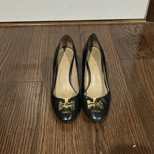Tory Burch black leather gold logo pump shoes sz 7